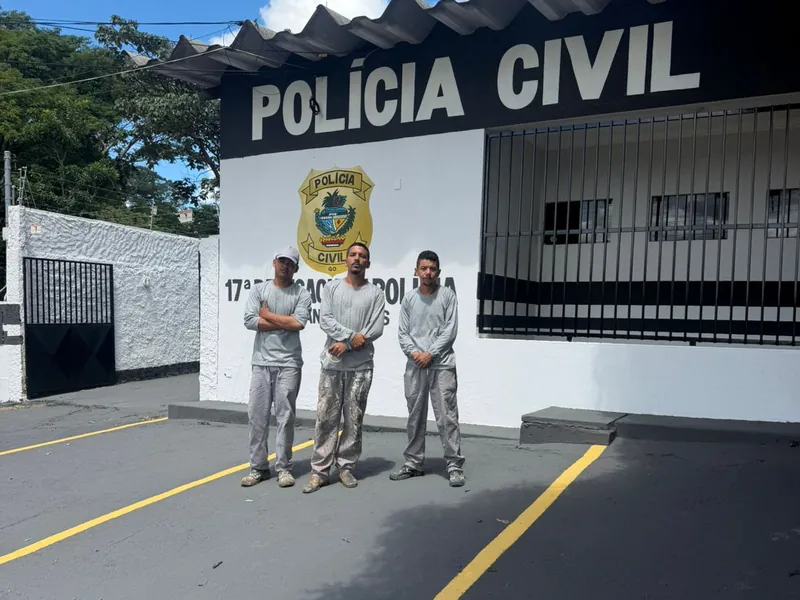 Equipe da Construtora Premium em frente à 17ª Delegacia de Polícia Civil em Goiânia após a reforma