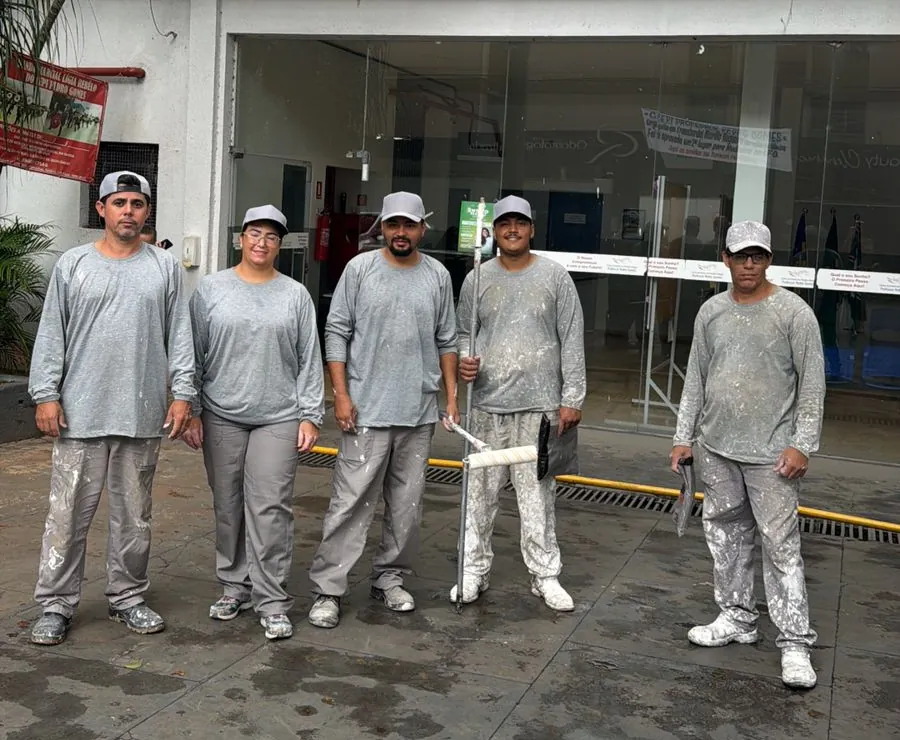 Equipe de pintura da Construtora Premium em obra de colégio estadual em Goiás