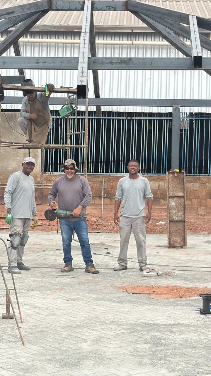 Equipe da Construtora Premium na montagem de estrutura metálica de cobertura em obra pública em Goiás