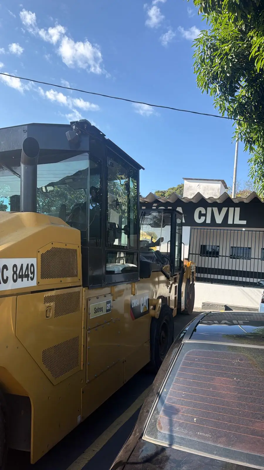 Pavimentação com rolo compactador em obra pública da Polícia Civil em Goiânia