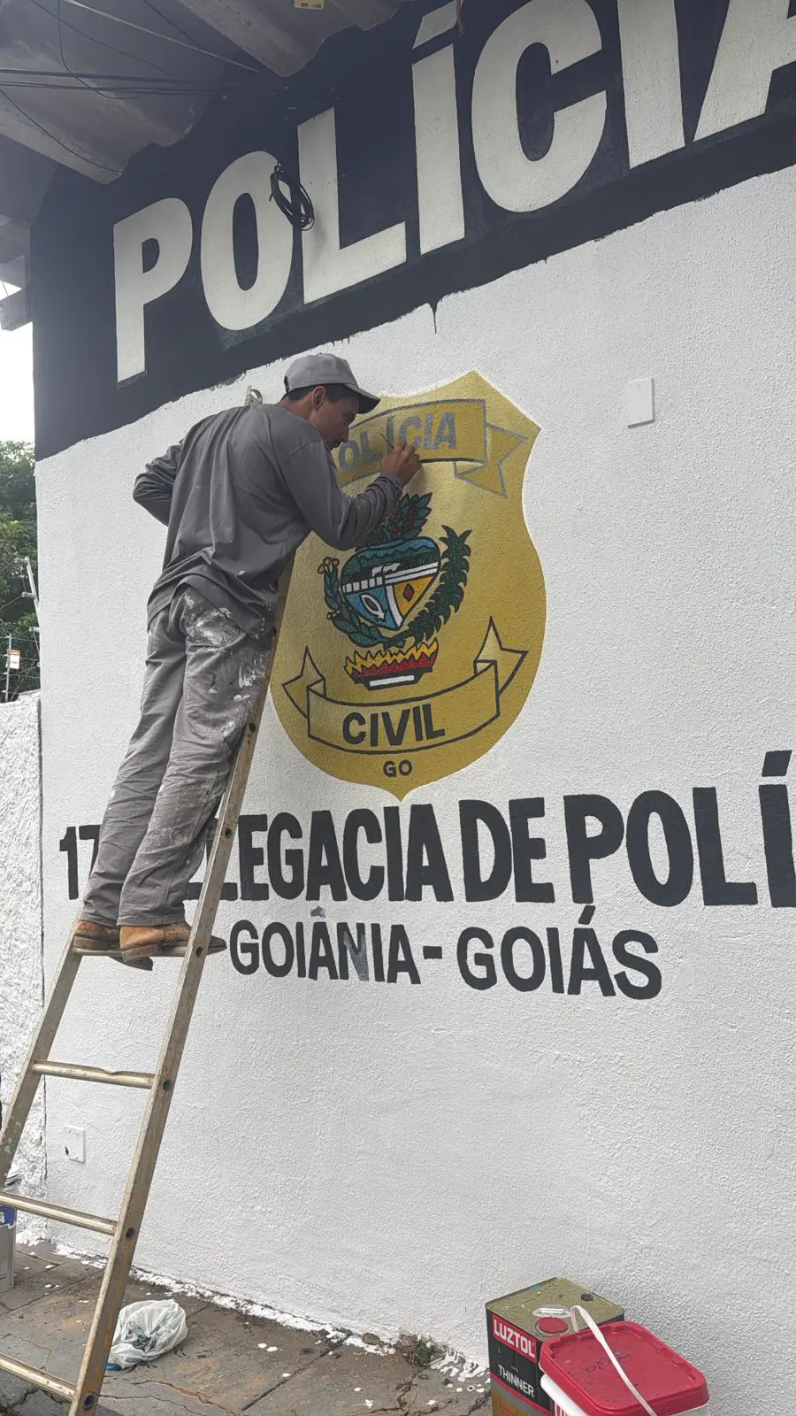 Pintura artística do brasão da Polícia Civil na 17ª Delegacia de Polícia em Goiânia