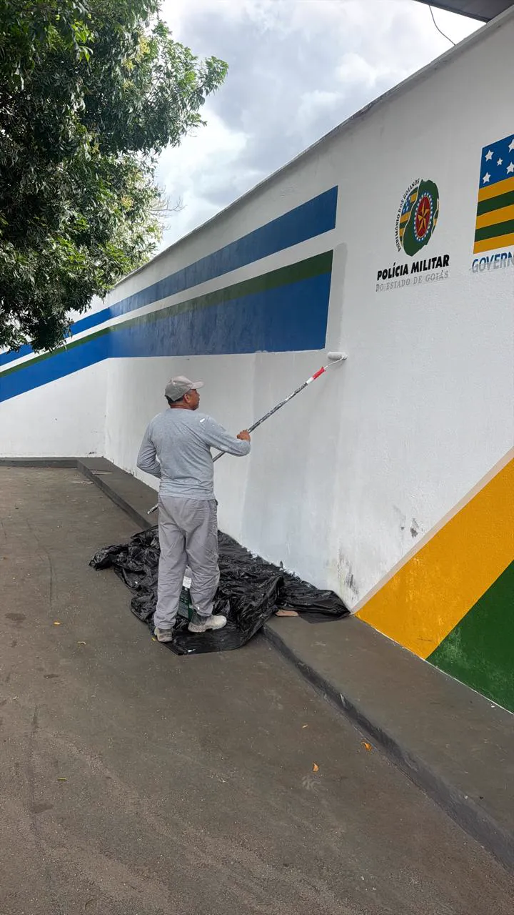 Pintura de muro em unidade da Polícia Militar do Estado de Goiás com identidade visual do Governo de Goiás